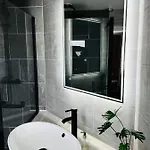 Designer House In - Hot Tub - Sleeps 10 דירה