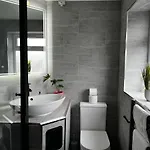 Designer House In - Hot Tub - Sleeps 10 דירה בריסטול