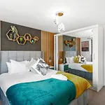 Designer House In - Hot Tub - Sleeps 10 דירה