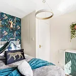 Designer House In - Hot Tub - Sleeps 10 דירה