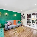 Designer House In - Hot Tub - Sleeps 10 דירה