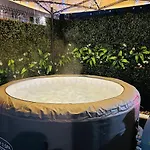 דירה Designer House In - Hot Tub - Sleeps 10 *