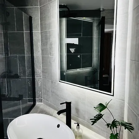 Designer House In - Hot Tub - Sleeps 10 Apartment