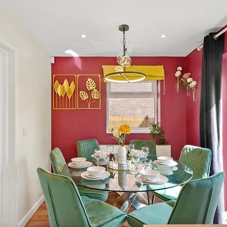Designer House In Bristol - Sleeps 10