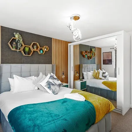 Designer House In - Hot Tub - Sleeps 10 Apartment