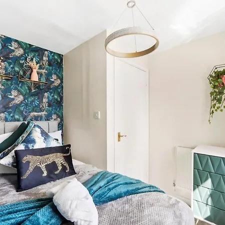 Designer House In - Hot Tub - Sleeps 10 Apartment
