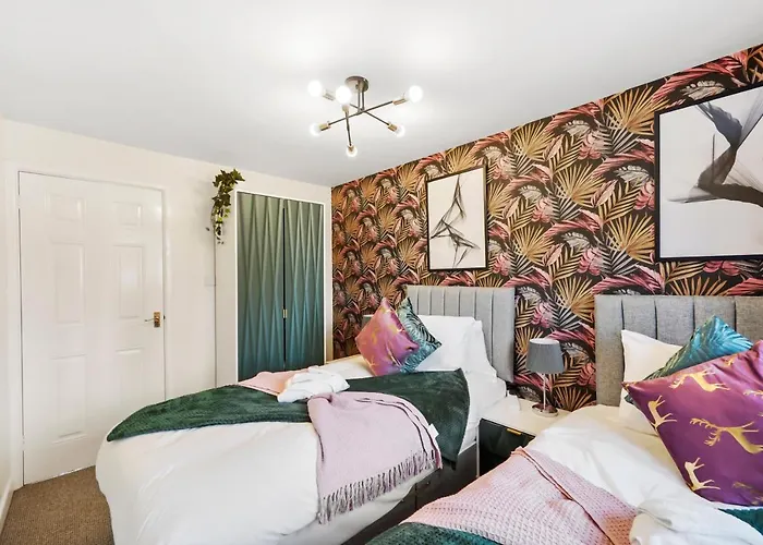 Designer House In - Hot Tub - Sleeps 10 * Bristol