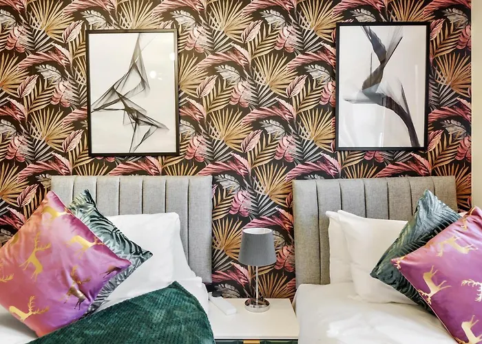 Designer House In - Hot Tub - Sleeps 10 *