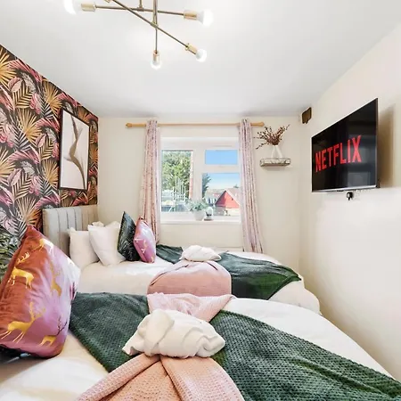 Designer House In - Hot Tub - Sleeps 10 Bristol