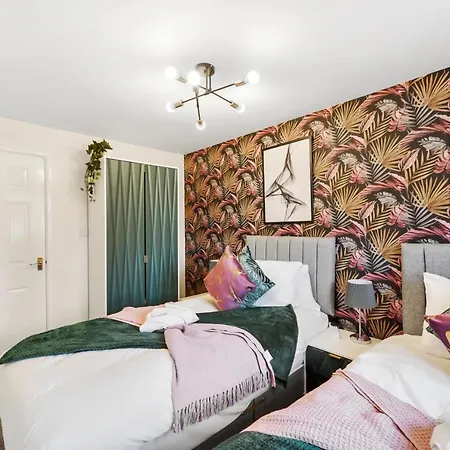 Designer House In - Hot Tub - Sleeps 10 * Bristol