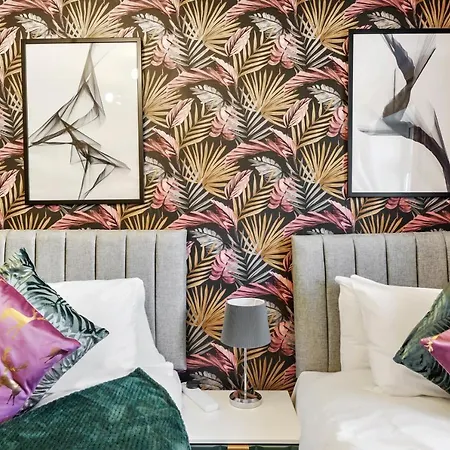 Designer House In - Hot Tub - Sleeps 10 *