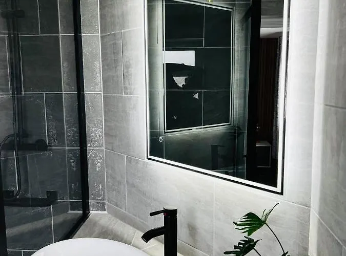 Designer House In - Hot Tub - Sleeps 10 Apartment