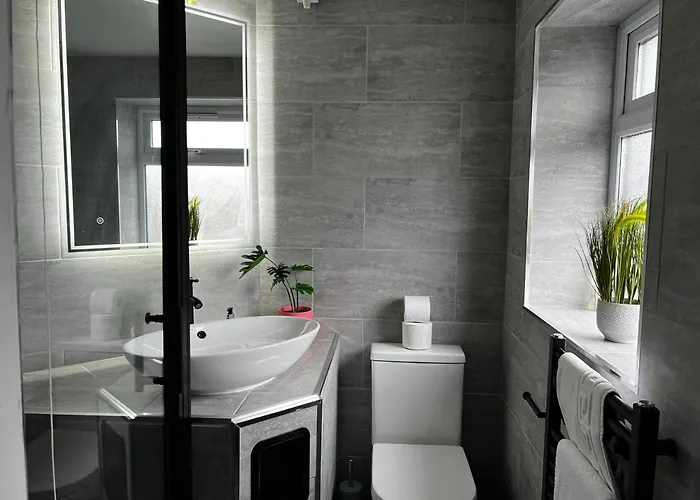 Designer House In - Hot Tub - Sleeps 10 Apartment Bristol