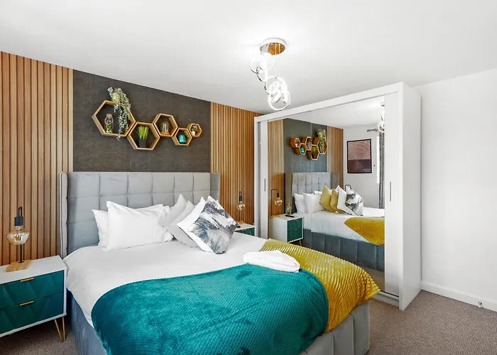 Designer House In - Hot Tub - Sleeps 10 Apartment