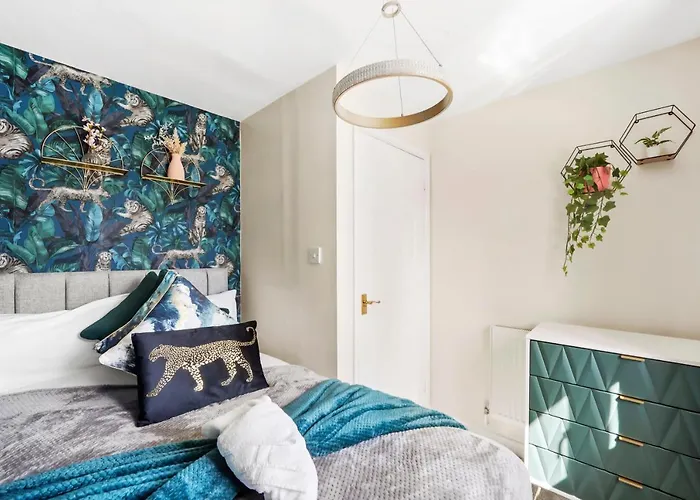 Designer House In - Hot Tub - Sleeps 10 Apartment