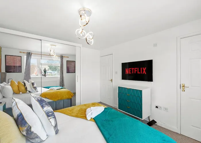 Designer House In - Hot Tub - Sleeps 10 דירה *